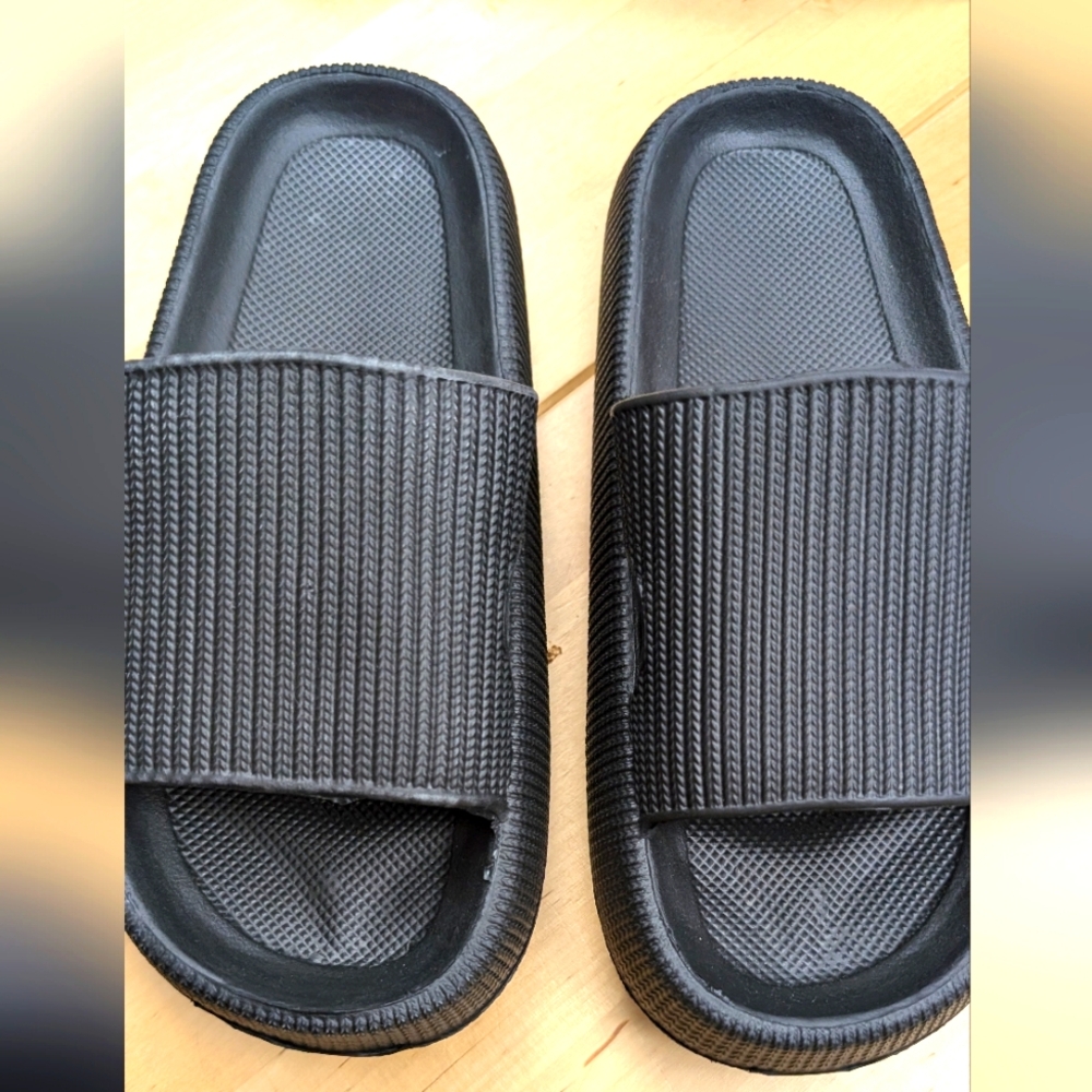 New in package Black Cloud Slides. Size 36/37 or woman's size 6/7